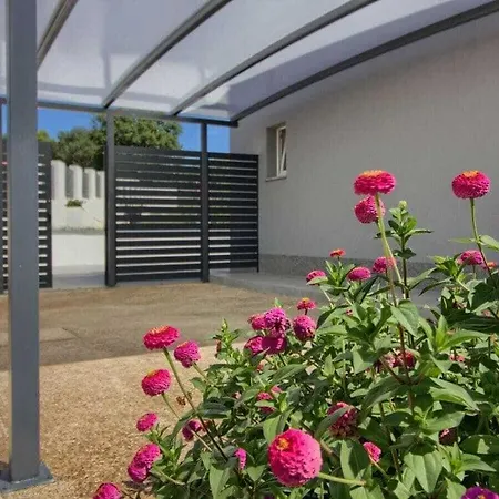 Luna Mit Privatem Pool In Villa