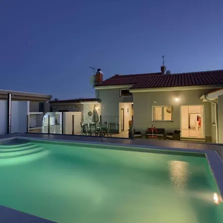 Luna Mit Privatem Pool In Villa *